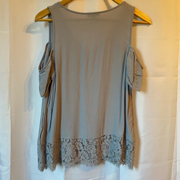 Cap sleeve with lace Dynamite blouse - Picture 4 of 4